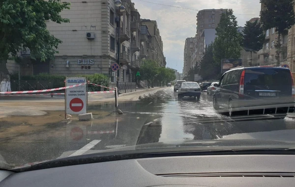 Ограничено движение на перекрестке двух улиц в Баку - ФОТО