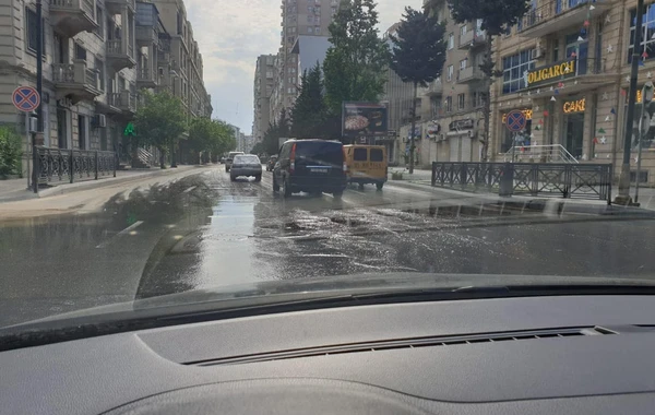 Ограничено движение на перекрестке двух улиц в Баку - ФОТО