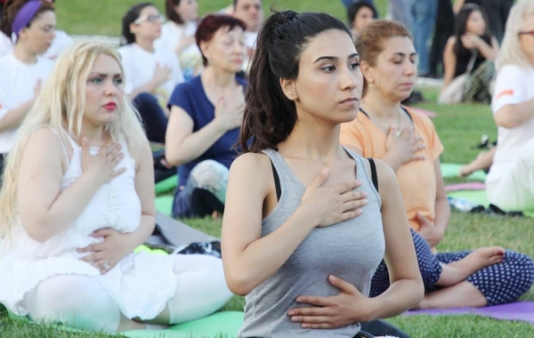 Heydər Əliyev Mərkəzinin parkında yoqa sessiyası təşkil olunub - FOTO
