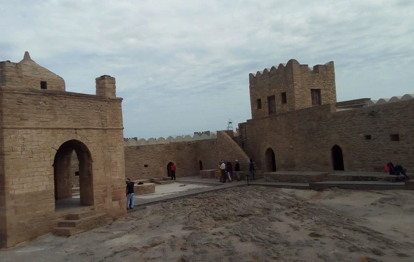 Turistlər atəşpərəstlərin Bakıdakı “Məkkə”sinə axışır - FOTO