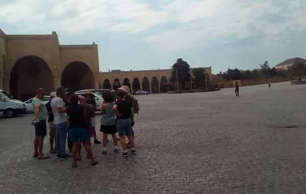 Turistlər atəşpərəstlərin Bakıdakı “Məkkə”sinə axışır - FOTO