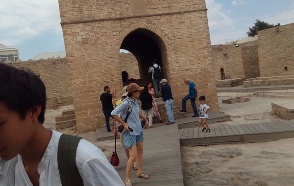 Turistlər atəşpərəstlərin Bakıdakı “Məkkə”sinə axışır - FOTO