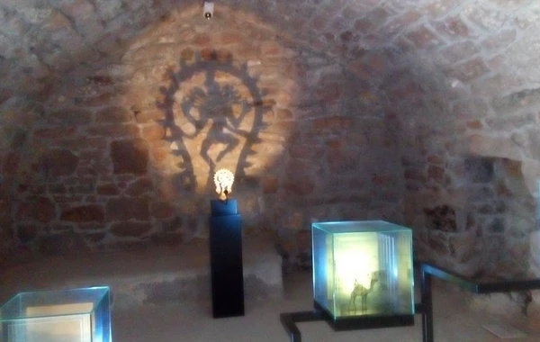 Turistlər atəşpərəstlərin Bakıdakı “Məkkə”sinə axışır - FOTO