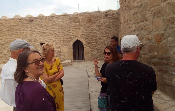 Turistlər atəşpərəstlərin Bakıdakı “Məkkə”sinə axışır - FOTO
