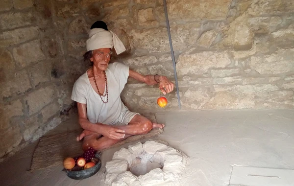 Turistlər atəşpərəstlərin Bakıdakı “Məkkə”sinə axışır - FOTO