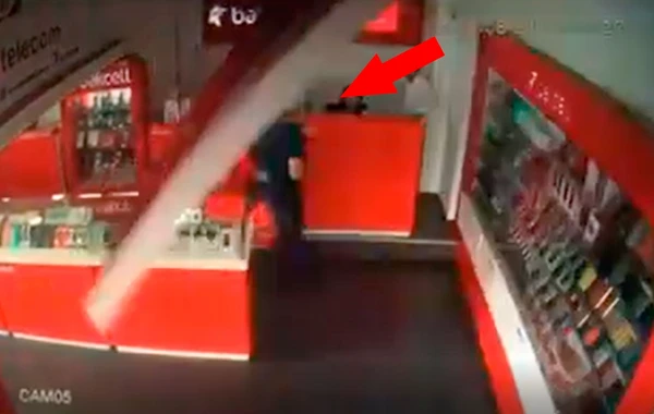 Bakıda mağazanın tavanı müştərinin başına belə uçdu – VİDEO