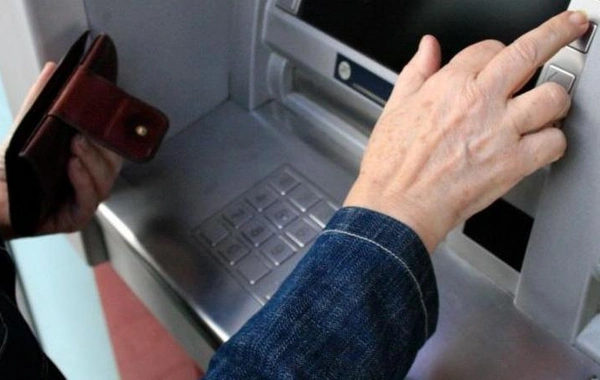 Bankomatdan pensiyasını çıxaran yaşlı qadın həyatının şokunu yaşadı - FOTO
