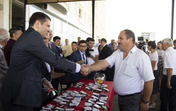 İlham Əliyev 60 ailəyə mənzil hədiyyə etdi - FOTO