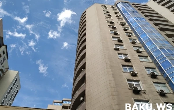 Пожар в Piramida Plaza в центре Баку - ФОТО - ВИДЕО