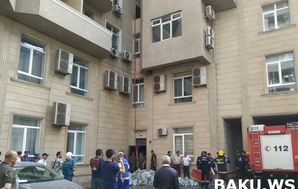 Пожар в Piramida Plaza в центре Баку - ФОТО - ВИДЕО