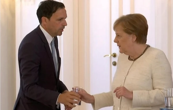 Merkel yenə titrədi - VİDEO