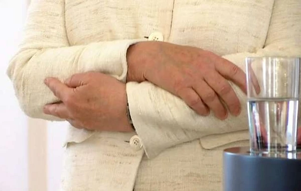 Merkel yenə titrədi - VİDEO