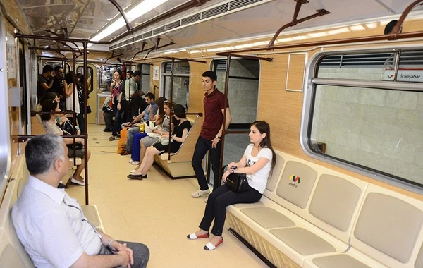Bakı metrosunda YAY DƏYİŞİKLİYİ