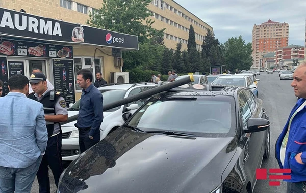 В Баку Jeep врезался в светофор, повреждены несколько машин - ФОТО