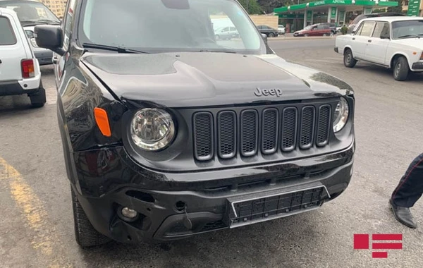 В Баку Jeep врезался в светофор, повреждены несколько машин - ФОТО