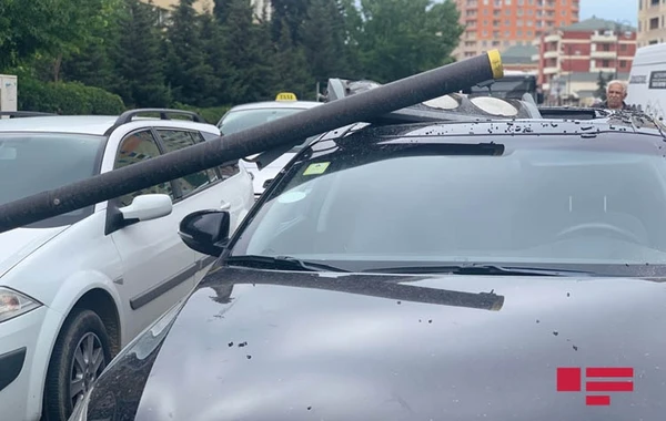 В Баку Jeep врезался в светофор, повреждены несколько машин - ФОТО