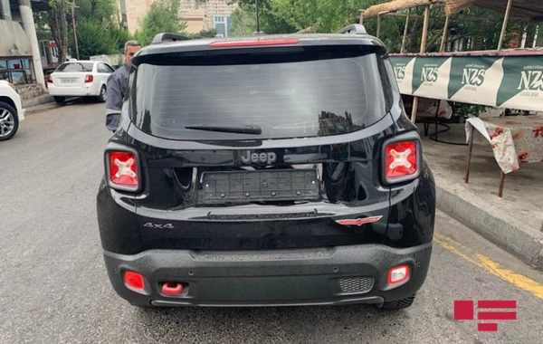 В Баку Jeep врезался в светофор, повреждены несколько машин - ФОТО