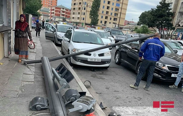 В Баку Jeep врезался в светофор, повреждены несколько машин - ФОТО