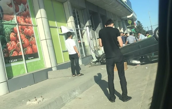 Bakıda QƏZA - Avtomobil "Bazarstore" mağazasına çırpıldı – VİDEO