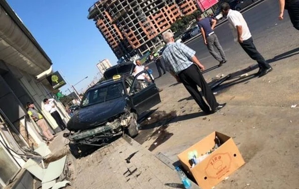 В Баку автомобиль столкнулся с тремя машинами и въехал в "Bazarstore" - ВИДЕО