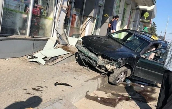 В Баку автомобиль столкнулся с тремя машинами и въехал в "Bazarstore" - ВИДЕО
