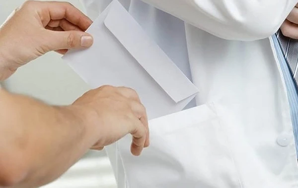 Azərbaycanda həkim rüşvət alarkən yaxalandı – VİDEO