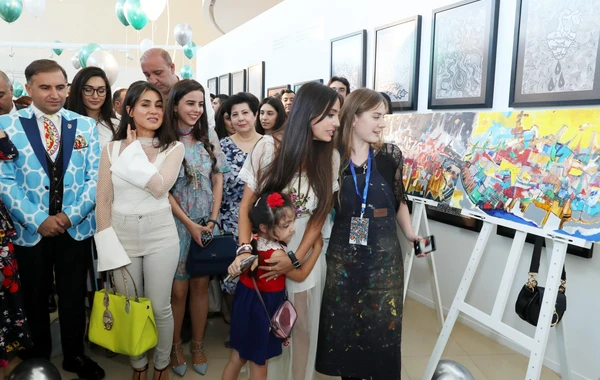 Leyla Əliyeva "Live Life" sərgisi ilə tanış olub (FOTO)