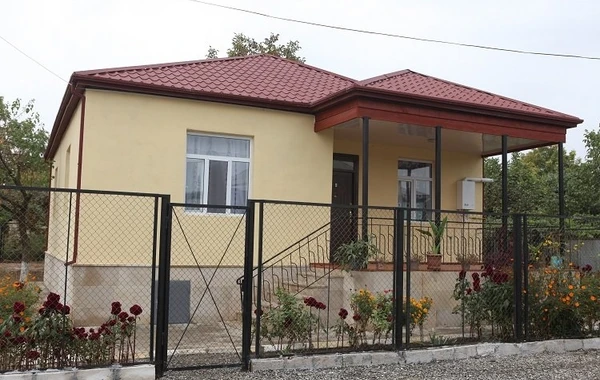 Ağsuda zəlzələdən dağılan 16 ev tikilərək ailələrə təhvil verilib