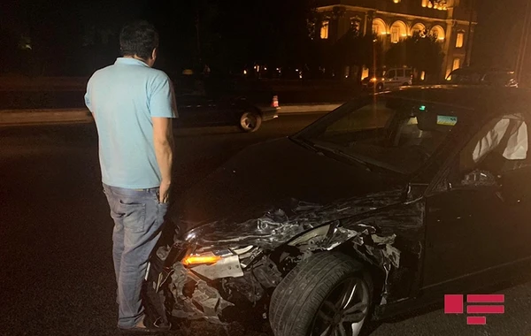 В Баку перевернулся автомобиль, 2 человека получили травмы - ВИДЕО