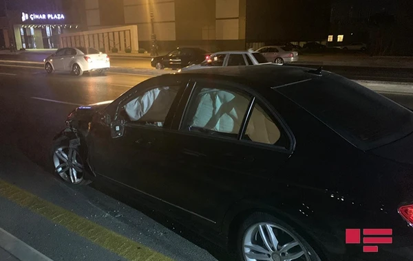 В Баку перевернулся автомобиль, 2 человека получили травмы - ВИДЕО