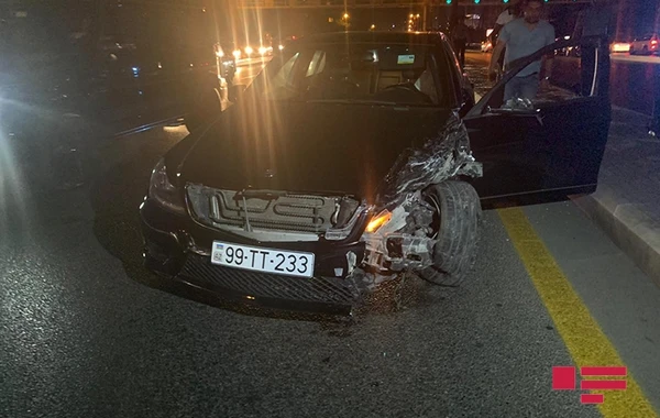 В Баку перевернулся автомобиль, 2 человека получили травмы - ВИДЕО