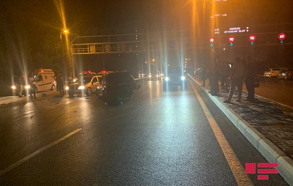 В Баку перевернулся автомобиль, 2 человека получили травмы - ВИДЕО