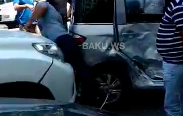 Bakıda universitet qarşısında qəza - Taksi “Prado”nu vurdu (VİDEO)
