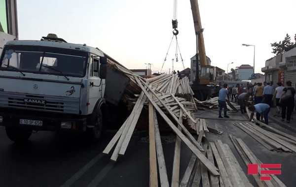 Bakıda yük maşını aşıb, yolda tıxac yaranıb - VİDEO/FOTO (YENİLƏNİB)
