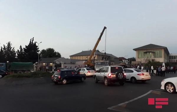Опрокинувшийся грузовик парализовал движение в Баку - ВИДЕО/ФОТО (ОБНОВЛЕНО)
