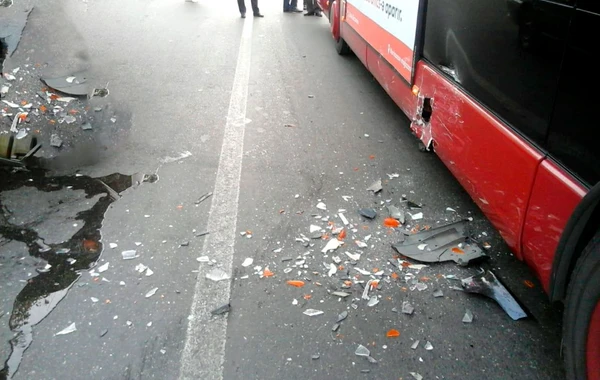 Yük maşını “BakuBus”a çırpıldı - Yaralılar var - VİDEO