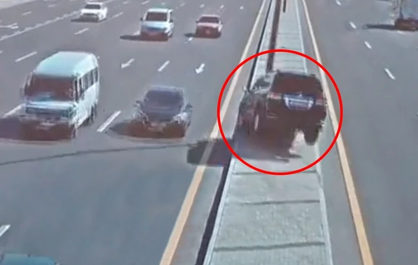 Bakıda "Land Cruiser" işıq dirəyini yerindən çıxardıb sürüdü – VİDEO