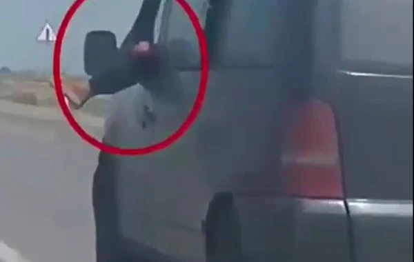 Ayağını şüşədən çıxararaq avtomobil idarə edən sürücü müəyyən edilib - VİDEO