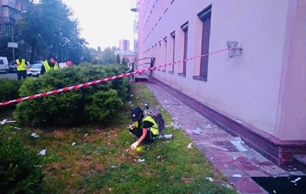 Ukraynada televiziya binasına qumbaraatanla hücum edilib - FOTOLAR
