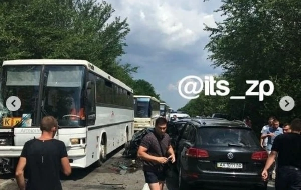 Кортеж Зеленского попал в ДТП с автобусом, перевозившим детей - ВИДЕО