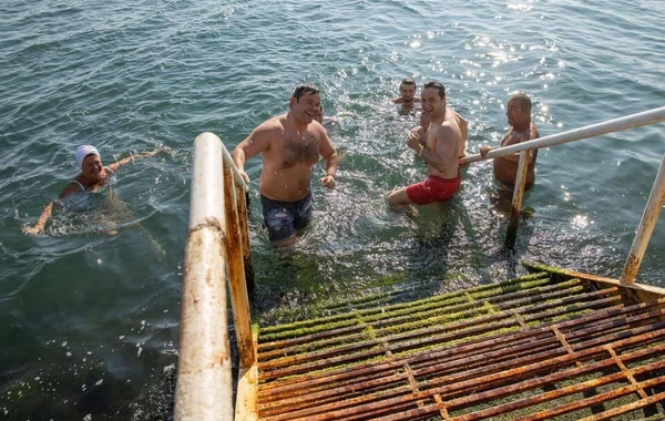 Зеленский в красных плавках искупался в море - ВИДЕО