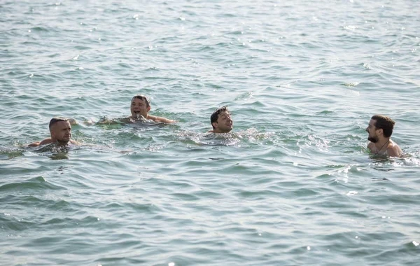 Зеленский в красных плавках искупался в море - ВИДЕО