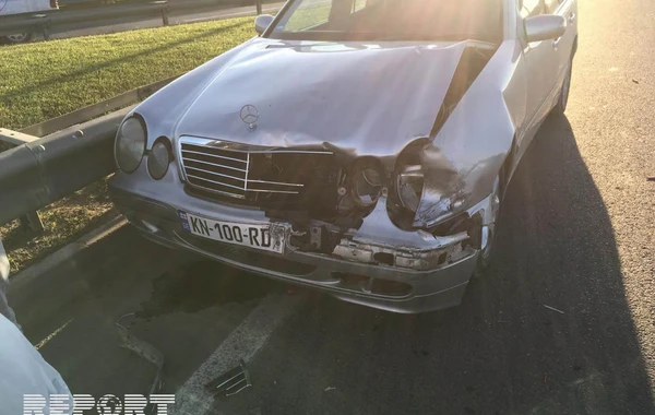 В Баку столкнулись два автомобиля, есть пострадавший - ФОТО