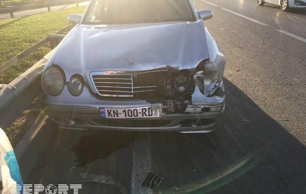 В Баку столкнулись два автомобиля, есть пострадавший - ФОТО