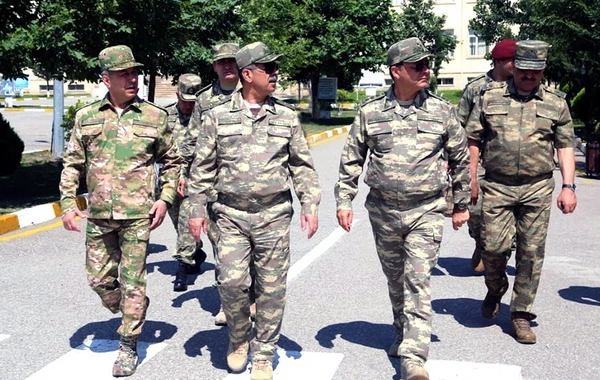 Закир Гасанов проводит проверку воинских частей - ФОТО