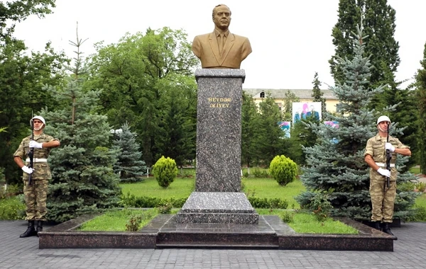 Закир Гасанов проводит проверку воинских частей - ФОТО