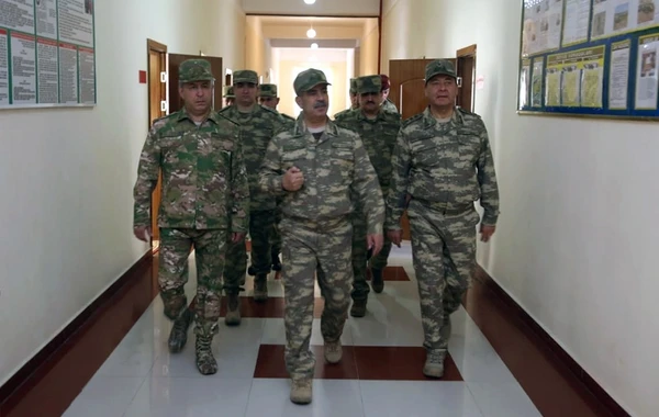 Закир Гасанов проводит проверку воинских частей - ФОТО