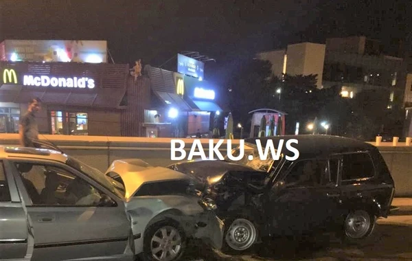 Bakıda ərəblərin olduğu avtomobil qəzaya uğradı – Yaralılar var – VİDEO