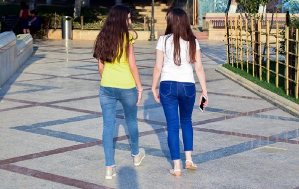 Polis Bakıda kafedə işləyən iki yeniyetmə qızı axtarır