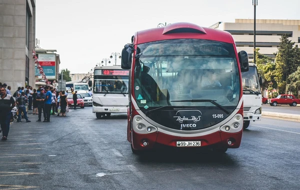 BakuBusın avtobusu yük maşını ilə toqquşdu